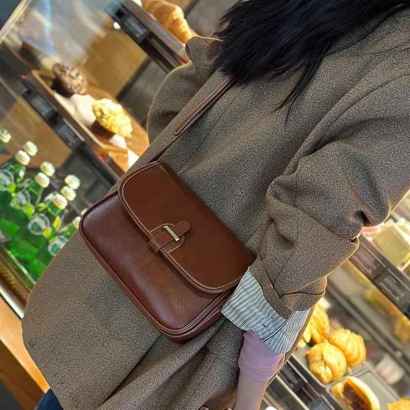 ・カラー: ダークブラウン,ブラック,カーキ,イエロー,エメラルドグリーン・スタイル: レトロ・素材: 本革・バッグサイズ: 小・革の特徴: 第一層牛革・流行要素: ステッチ・裏地素材: ポリエステル・形状: 横型スクエア・開閉方式: フラップ・内部構造: 隠しジップポケット,カードポケット,仕切りジップポケット・硬度: ソフト・外ポケット: 蓋付きポケット・ストラップ数: 1本