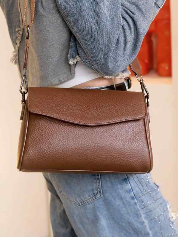 ・カラー: オフホワイト,ブラウン,ブラック,アーモンドグレー・スタイル: アーバンシンプリー・素材: 本革・皮質: ヘッドレイヤー牛革・バッグタイプ: 小方包・サイズ: 中型・装飾: ステッチ・裏地: ポリエステル・形状: 横型スクエア・開閉: ジッパー&amp;スナップ・内部構造: ジップ隠しポケット,スマホポケット,カードポケット,仕切りジップポケット・硬度: ソフト・ショルダーストラップ: 2本・使用シーン: 日常