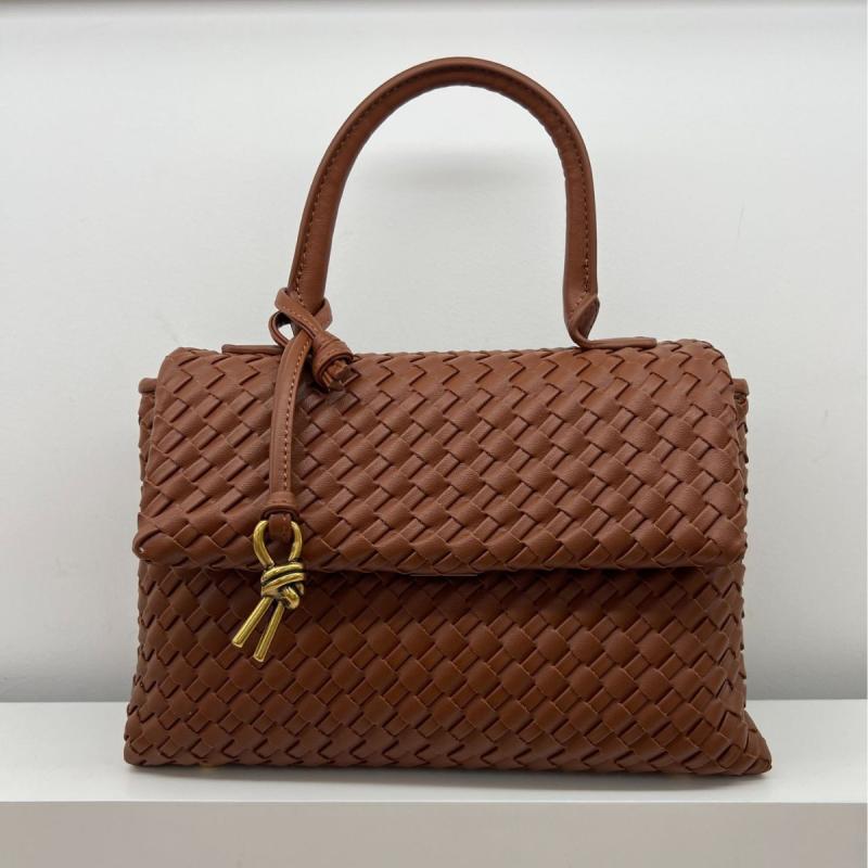 ・カラー: ダークブラウン,ブラック,ゴールド,抹茶,ワインレッド,シルバー,ホワイト・スタイル: 欧米レトロ・素材: マイクロファイバー・バッグタイプ: 編みバッグ・サイズ: 大・流行要素: 編み・裏地: ポリエステル・形状: 枕型・開閉: 蓋式・内部構造: ジッパー暗袋,スマホポケット,仕切りジッパーポケット・硬度: 硬・外部ポケット: 内貼袋・ストラップ数: 1本・寸法: 27cm x 11cm x 16cm