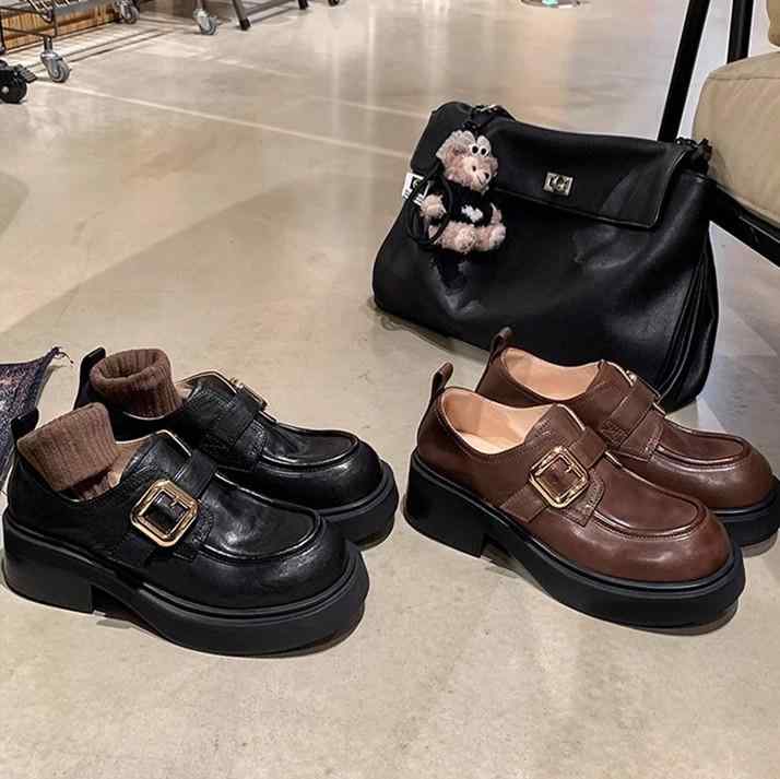 レディース ローファーシューズ 厚底 本革 小金具 秋冬 色落ち防止 洗濯耐性 吸湿速乾 軽量 インフルエンサー ハイカット フラット スタイリッシュ デイリー 通勤 カジュアル トップス コーデ 快適 履きやすい 耐久性 高級感 柔軟 クッション 滑り