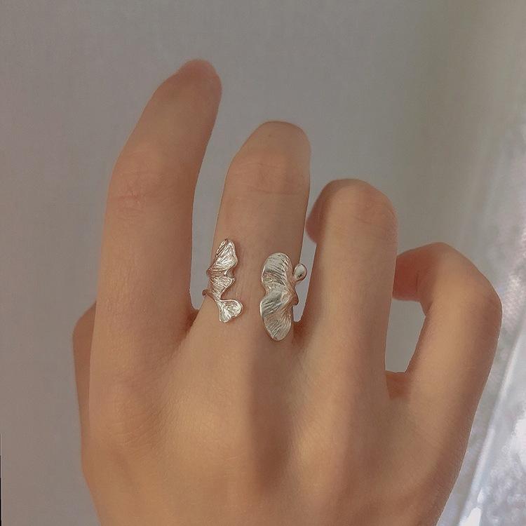 指輪 レディース 925シルバー 銀杏葉 デザイン 森系 ナチュラル アシンメトリー 個性 クール 開口式 人差し指用 ユニーク アクセサリー シンプル モダン 日常使い ギフト ジュエリー ハンドメイド風 繊細 洗練