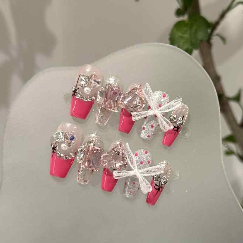 フレンチネイル レディース 付け爪 ローズピンク 高級感 レース リボン ハート 大粒ジルコニア 気質 白く見せる かわいい デザイン 手作り 純手工 ネイルチップ ピンク系 華やか フェミニン 日常使い オフィス デート 透明感 輝き 装飾 アクセサリ