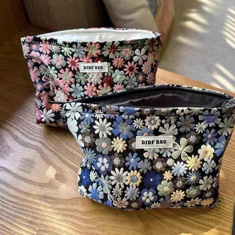 化粧ポーチ レディース 大容量 旅行用 高級感 フラワーデザイン ポータブル 洗漱 トイレタリー メイクバッグ 女性用 持ち運び 便利 収納 ケース コンパクト スタイリッシュ 日常使い 外出 先