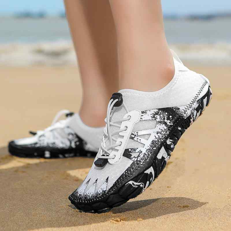 ・着用方法: 伸縮バンド・機能: 通気性・厚み: 普通厚・スタイル: カジュアル・裏地素材: EVA小発泡・適合場所: プラスチック、床、屋外、自然芝、人造芝・適用年齢: 成人・適用人群: カップル・適用性別: ユニセックス・適用スポーツ:...