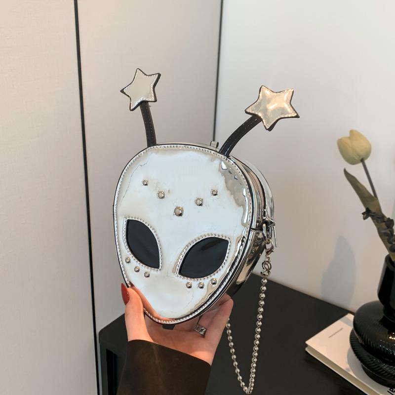 斜めがけバッグ トレンド 異形デザイン パンク スタッズ ショルダー ユニーク 個性派 外星人風 海外貿易向け 小众 潮流 シングルショルダー コンパクト スタイリッシュ