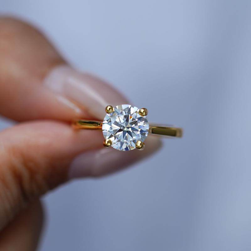 指輪 レディース 円形 モザナイト 4爪留め 18K金メッキ 925スターリングシルバー ベース ラウンド スト..