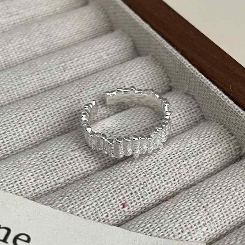 指輪 純銀 レディース 韓国風 シンプル 質感 デザイン テクスチャー ニッチ ファッション 日常使い 洗練 アクセサリー ジュエリー モダン ユニーク スタイリッシュ 繊細 輝き 日常アクセント