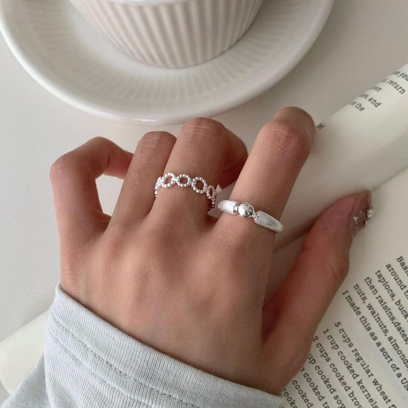 指輪 レディース 韓国風 シンプル デザイン 高級感 ツイスト ヘアライン加工 透かし彫り シルバービーズ