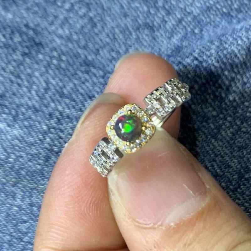 指輪 天然オパール 925シルバー ブラックファイア 鮮やか火彩 シンプル素面 輝くアクセサリー ユニセックス 日常使い ジュエリー ギフト向き 華やかデザイン 高品質素材 耐久性抜群 洗練スタイル モダンカット 光沢加工 カラフル輝き 女性人気 メンズ