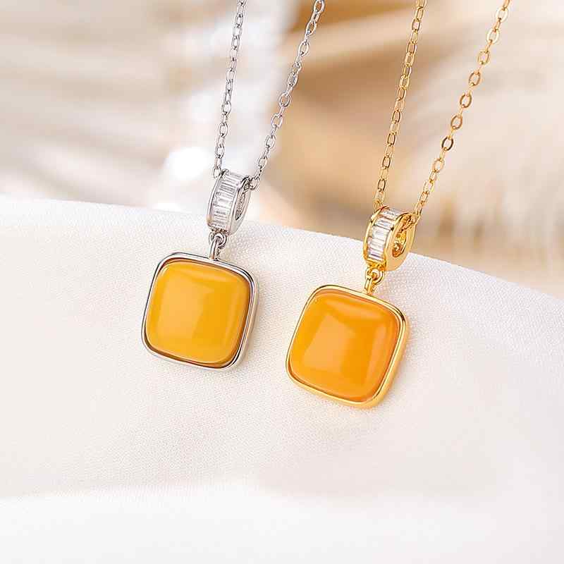 レディース ペンダント ラッキーアイテム シルバー ゴールドメッキ 琥珀 スクエア キューブ 幾何学 デザイン シンプル ミニ 精巧 高級感 小型 アクセサリー ファッション
