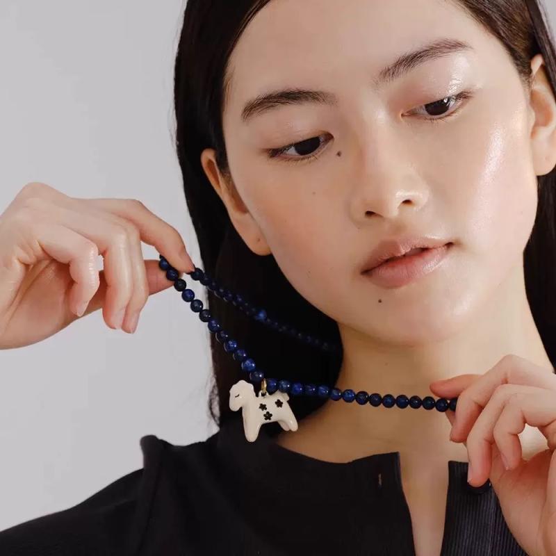 Rakuten - ネックレス イヤリング レディース 春夏 青金石 宝石 エナメル加工 ポニーモチーフ 中国風デザイン 高級感 ファッション 万能 鎖骨チェーン エレガント アクセサリー セット