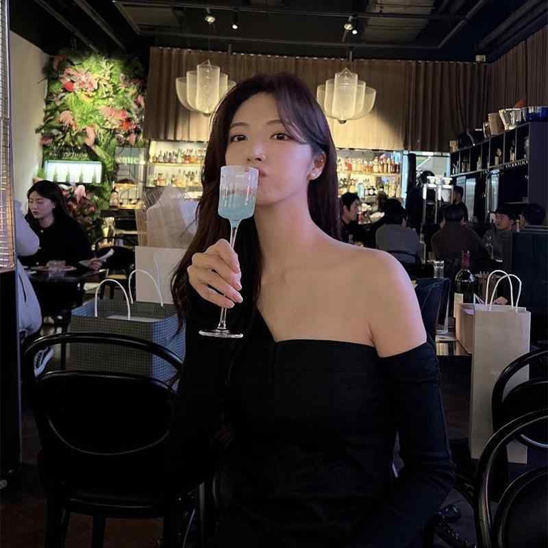 Tシャツ レディース 春夏 オフショルダー 長袖 ショート丈 スリム 韓国風 東大門 トップス 上衣