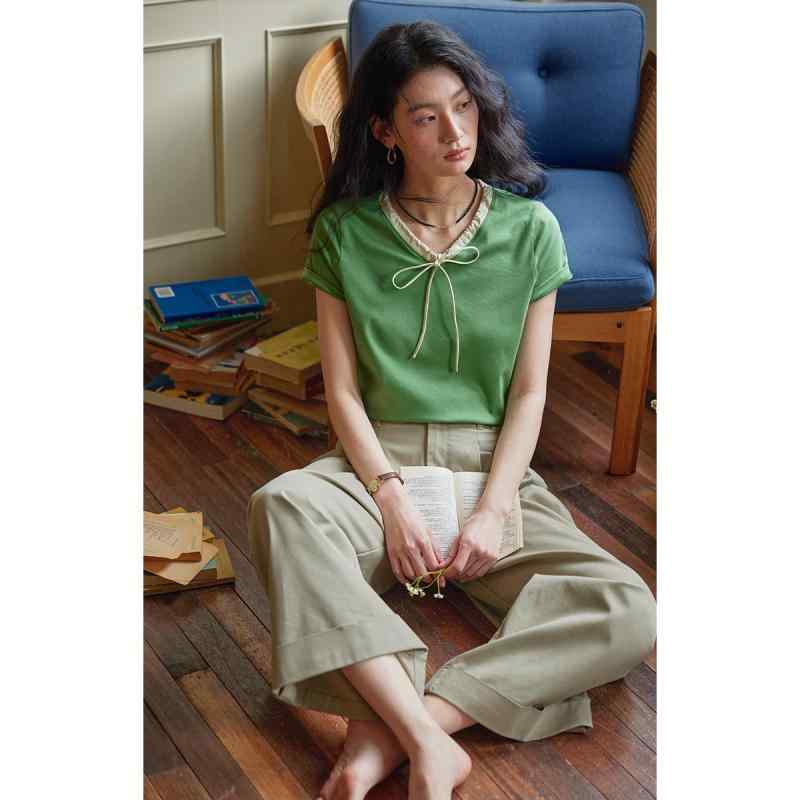 ・素材: リヨセル・主素材: アセテート・柄: 無地・スタイル: プルオーバー・袖丈: 半袖・加工: ドローストリング・フィット感: スリムフィット・着丈: 50cm＜着丈≤65cm・ネックライン: Vネック・袖タイプ: レギュラー・トレンド要素: その他・カラー: ライトグラスグリーン・サイズ: S,M,L・スタイルタイプ: カジュアル・主素材含有量: 50%（含む）-70%（含まない）・スタイル: 御姉系・製品カテゴリ: Tシャツ