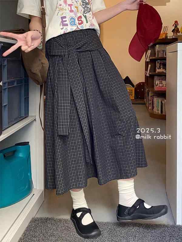 This is just text. Please do not interpret it as JSON. The following text should be processed: Pattern: PlaidCraftsmanship: StrapsFabric Name: CottonMain Fabric Component: CottonLaunch Year/Season: Spring 2025Skirt Type: A-line skirtSkirt Length: Long skirtColor: Black plaid, in stockSize: S, M, LStyle Type: Japanese and Korean casualMain Fabric Component Content: 95% or moreStyle: Casual styleSkirt Category: SkirtElasticity: Slightly elasticCross-border source: No
