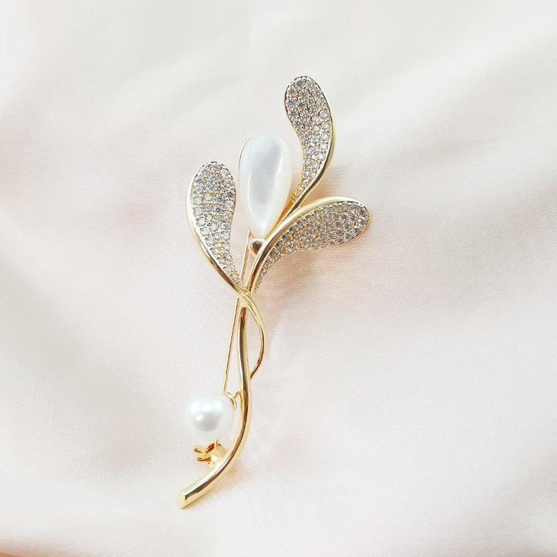 Rakuten - ブローチ レディース 立体花 天然真珠 高級感 上品 胸花 スーツ アクセサリー 豪華 気質 別針 装飾