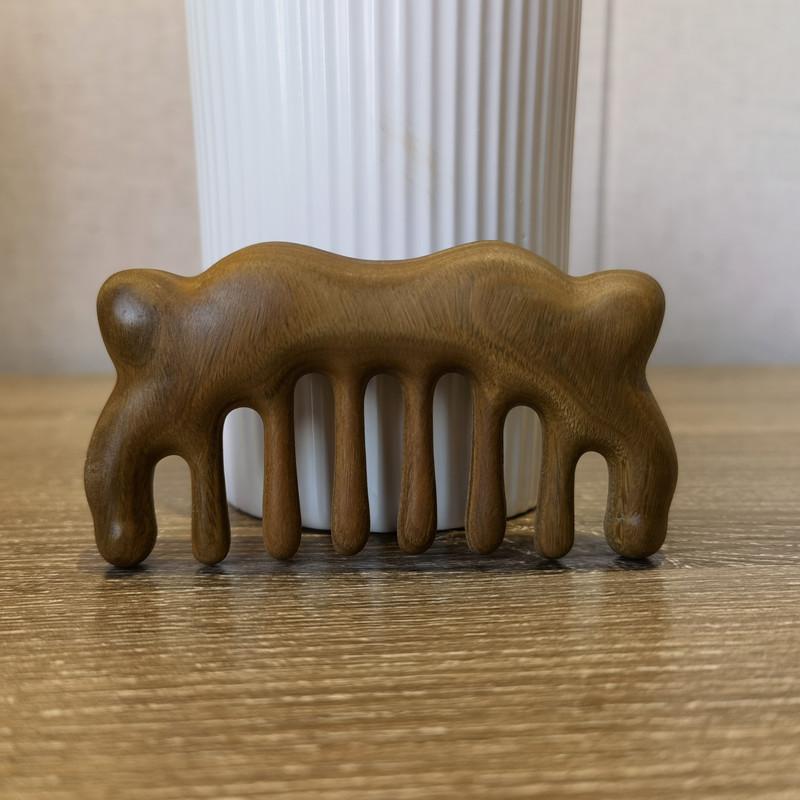 櫛 緑檀木 天然原木 マッサージ 養生 厚型 携帯 小型 木製 香木 健康 頭皮ケア 髪用 天然素材 手作り 伝統工芸 日常使い 旅行用 コンパクト 耐久性 高品質 自然派 癒し ストレス解消 血行促進 頭皮マッサージ 木の温もり 優しい梳き心地