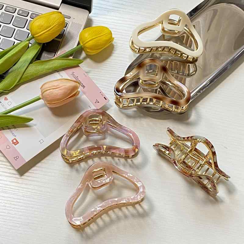 ・素材: 混合素材・加工: 手作業・種類: グリップクリップ・カラー: ピンク,ミルクホワイト,ブラウン,ブラック,ブラックホワイトチェック,ブルーブラウンフローラル,グリーンブラウンフローラル,ブルー,パールホワイト,グレー・長さ: 9.5cm・デザイン: 雲型アセテートメタル・スタイル: シンプル・スタイル分類: ファッション通勤・製品カテゴリ: ヘッドアクセサリー・対象: 女性・流行要素分類: ナチュラル