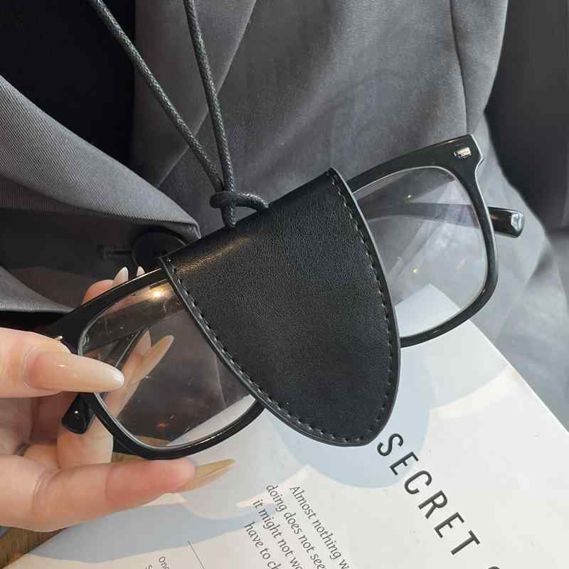 メガネケース レディース 本革製 マグネット式 首掛けタイプ 軽量 コンパクト 牛革 眼鏡収納 装飾ボッ..