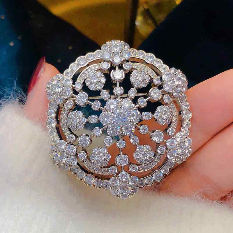 ブローチ レディース 高級感 ジルコニア 埋め込み 丸形 日常使い 百搭 フェミニン 西装 大衣 セーター 配飾 トレンド