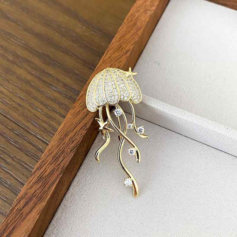 ブローチ レディース クラゲ モチーフ 海洋生物 高級感 デザイン ジルコニア 別針 アクセサリー 胸花 ファッション 配飾