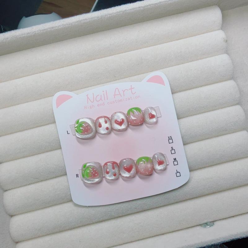 キッズ着用型ネイルパッチ 立体イチゴロリポップ かわいいスイートデザイン 手作り捏ねて遊べる美甲ステッカー 取り外し可能 子供向け可愛いアクセサリー