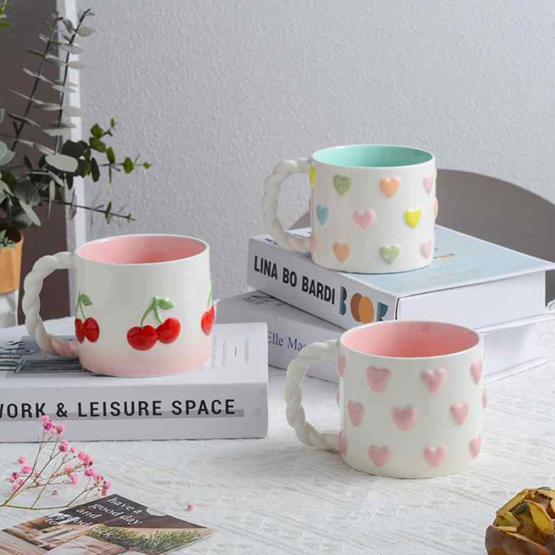 マグカップ 手描き浮き彫り チェリーハート 陶器 クリエイティブ ツイストデザイン コーヒー 朝食用 釉下彩