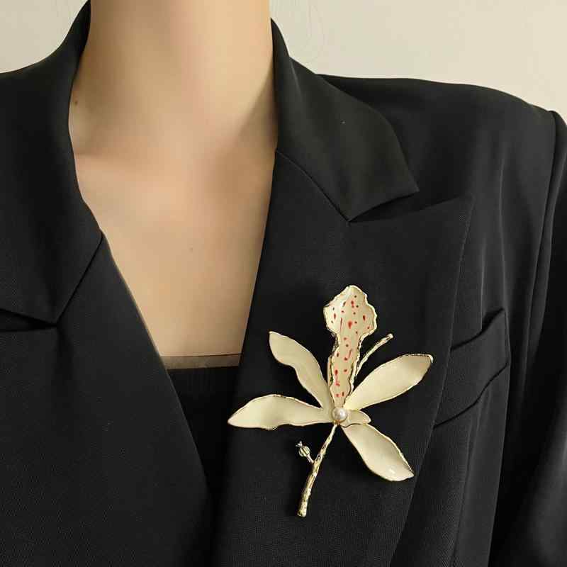 レディース ブローチ 蘭花 パール エナメル彩色 高級感 精巧 デザイン ファッション 別針 アクセサリー..