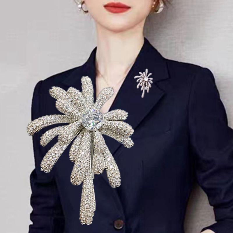 レディース ブローチ 高級感 ジルコニア 嵌め込み コサージュ アクセサリー ファッション 装飾 ピン 軽奢 魅力 華やか 百搭 コーディネート 万能 エレガント ドレスアップ