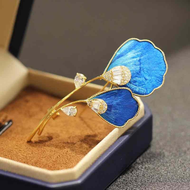 レディース ブローチ 中国風 優雅 高級感 ブルー 絨花 孔雀羽根 デザイン 石嵌め込み 気質 光漏れ防止 ピン