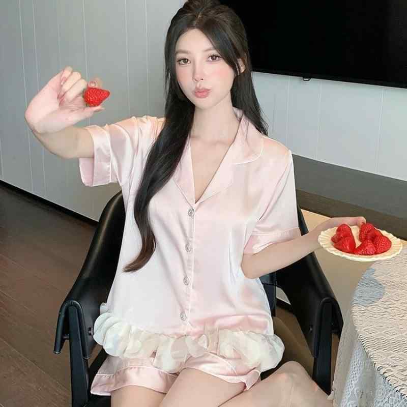 ・素材: アイスシルク (ポリエステル 90-95%)・厚み: 薄手 (101-120g/平方メートル)・襟型: 折り返し襟・袖丈: 半袖・ボトム丈: ショートパンツ・色: ピンク, ブルー, シャンパン・サイズ: M, L, XL・対象: 青年女性・スタイル: フェミニン