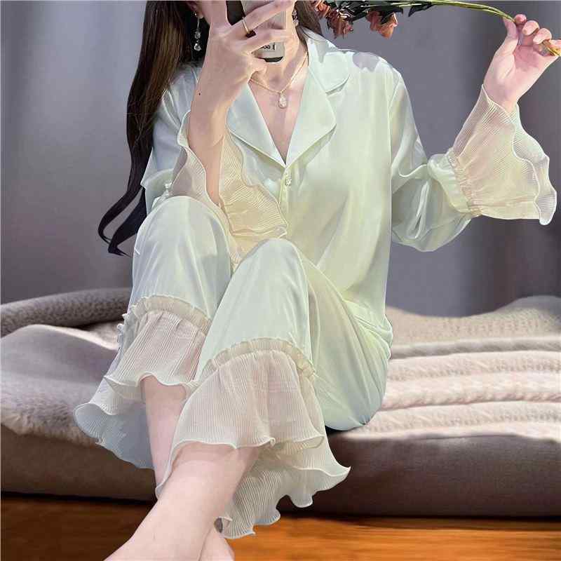 ・素材名: アイスシルク・主素材: ポリエステル・主素材含有率: 30%以下・厚み: 薄手・襟型: Vネック・袖丈: 長袖・パンツ丈: ロングパンツ・スタイル: シンプルカジュアル・用途: カジュアル、ホームウェア・色: 緑