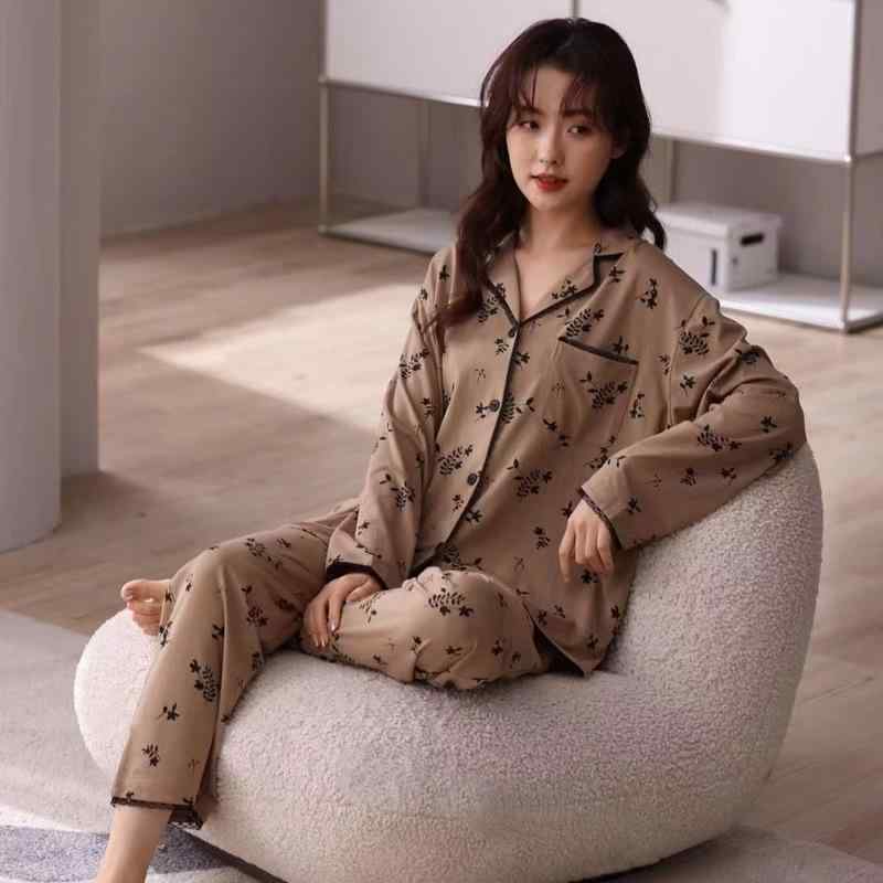 ・素材: コットン・主素材成分含有率: 95%以上・厚み: 中厚・襟型: 翻領・袖丈: 長袖・パンツ丈: ロングパンツ・機能: カジュアル、通気性、スリーピング、ホームウェア、快適、外出可・対象: 青年女性・使用シーン: 屋外、在宅・カラー: カーキ・スタイル: 韓国スタイル