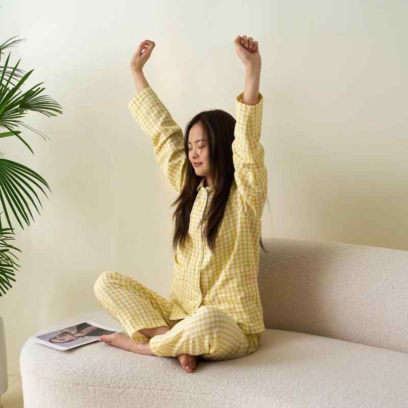 {"result": "パジャマセット 男女兼用 長袖 春夏 二重ガーゼ 100%綿 キャンディカラー 2ピース ルームウェア 可外出 軽やか 快適 寝具 インナー 家庭用 日常着 通勤 休日 リラックス ソフト ナチュラル ベーシック シンプル モダ