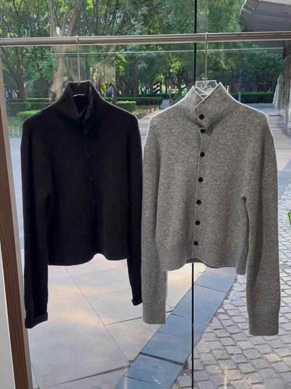 ・素材: ビスコース 50-70%、ナイロン 30%以下・柄: 無地・厚み: 中厚・タイプ: カーディガン・フィット: ルーズ・袖丈: 長袖・袖型: 標準袖・ネック: ハイネック・デザイン要素: ボタン・衣長: ミディアム (50-65cm)・加工: スプライス・色: グレー、ブラック・サイズ: フリー・前立て: シングルブレスト複数ボタン・スタイル: 通勤