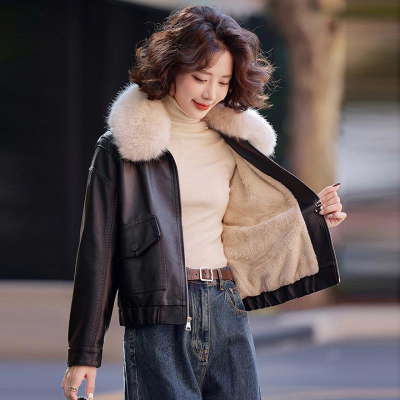 ・色: ブラック、カーキ・サイズ: M,L,XL,2XL・素材: PUレザー・裏地: ポリエステル95%以上・衣長: 50cm超～65cm・襟型: ラペル・袖丈: 長袖・袖型: 落とし肩袖・前立て: ジッパー・加工: スプライシング・毛領:...