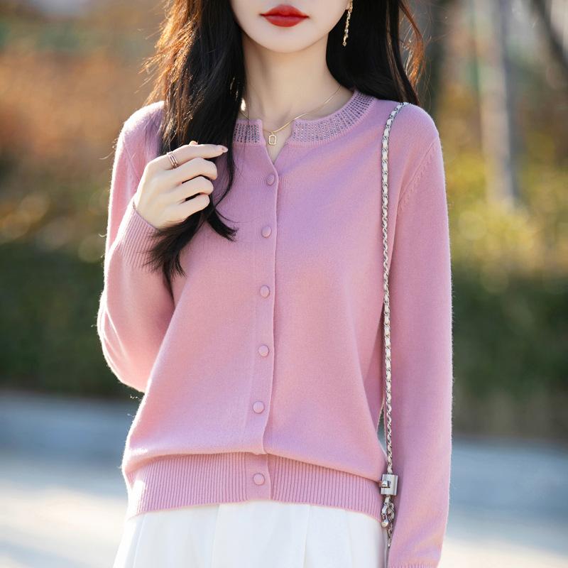 ・素材: アクリル・主成分: スパンデックス30%以下・副成分: ポリエステル30%以下・柄: 無地・厚み: 中厚・タイプ: 開襟・シルエット: 標準・袖丈: 長袖・袖タイプ: 標準袖・首元: 丸首・着丈: 50-65cm・加工: 熱定型・カラー: 赤,ベージュ,ピンク,グリーン,カーキ,グレー,白,黒・サイズ: M,L,XL,XXL・前立て: シングルブレスト