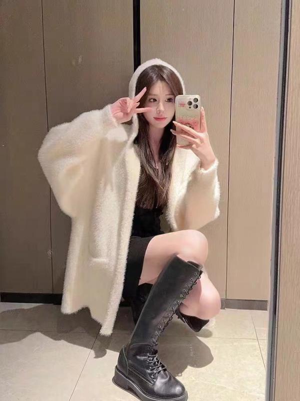 ・素材: フェイクミンク・パターン: 無地・シルエット: ルーズ・スリーブスタイル: ストレートスリーブ・襟型: フード・スリーブ丈: ロングスリーブ・加工: パッチワーク/ステッチ・カラー: ホワイト・サイズ: フリーサイズ・着用方法: 開き前・前立て: 無ボタン・スタイル: シンプル