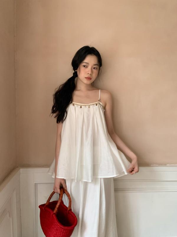 ・デザイン: 吊帯・シルエット: ルーズ・着丈: ショート (40cm超50cm以下)・柄: 無地・ディテール: プリーツ・素材: テンセル・主素材成分: テンセル (ライセルファイバー)・主素材含有率: 80%以上90%未満・カラー: ブルー,ホワイト・サイズ: S,M・スタイル: セクシー・対象年齢: 成人・スタイルタイプ: 私服・対象性別: 女性・ストラップ: ダブル