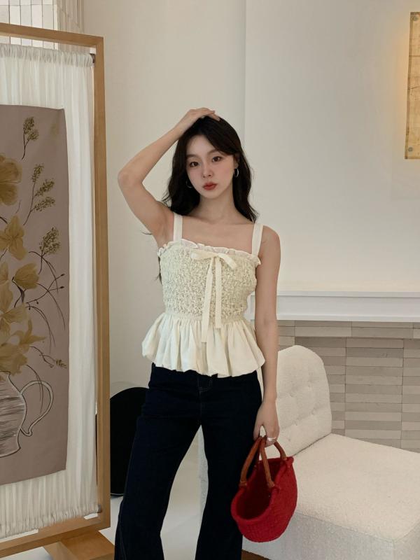 春夏 レディース キャミソール 法式 ガーリー スイート 若見え 質感 スリム 吊り帯 トップス かわいい デザイン ボディフィット 肌触り 快適 インナー レイヤード コーデ 日常使い 軽やか スタイル