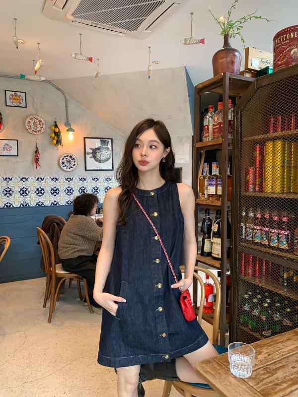 ・素材: コットン・柄: 無地・加工: ステッチ・丈: ショート・タイプ: 背心裙・ネック: ラウンドネック・袖: ノースリーブ・ウエスト: ハイウエスト・装飾: ボタン・色: デニムブルー・サイズ: S,M・前立て: シングルボタン・スタイル: レトロ・成分含有率: コットン80-90%