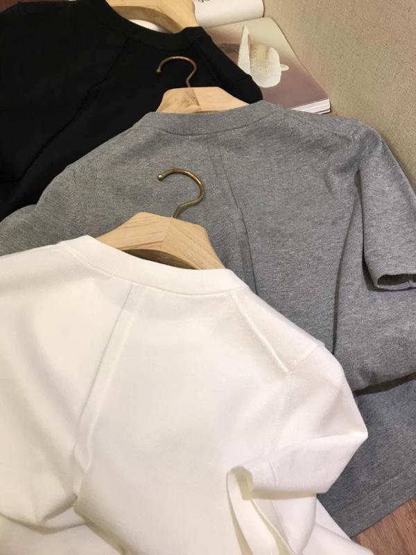 ・生地: コットン・柄: 無地・首元: クルーネック・袖丈: 半袖・着丈: ミドル丈 (50cm超65cm以下)・袖型: スタンダード・デザイン要素: プリーツ・加工: ノンアイロン・フィット: レギュラー・色: ホワイト、グレー、ブラック・サイズ: S、M、L・スタイル: カジュアル・コットン含有率: 95%以上・その他含有率: 30%以下