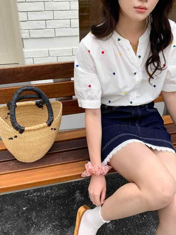 ・素材: コットン95%以上・柄: ハート・袖丈: ショートスリーブ・加工: パッチワーク/ステッチ・シルエット: レギュラー・着丈: ミドル(50cm超65cm以内)・襟型: シャツカラー・袖型: レギュラースリーブ・色: ホワイト・サイズ: 均一・前立て: シングルブレスト・スタイル: 通勤