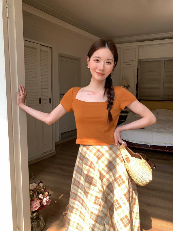 ・素材: コットン・パターン: 無地・スタイル: プルオーバー・袖丈: 短袖・加工: ステッチ・フィット: スリム・着丈: ショート・襟型: スクエアネック・袖型: 通常袖・カラー: グリーン、オレンジ、レッド・サイズ: S,M・主素材成分: コットン 95%以上・スタイルタイプ: カジュアル