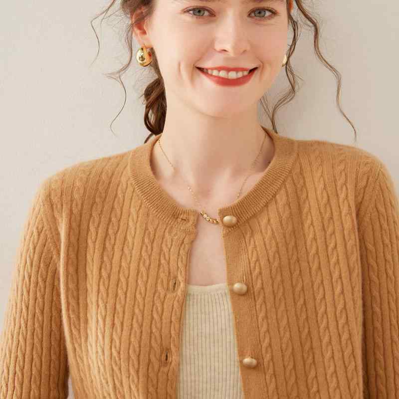 ・タイプ: カーディガン・フィット: レギュラー・着丈: 普通(50cm超65cm以下)・襟型: ラウンドネック・袖型: スタンダード袖・袖丈: 長袖・厚み: 中厚・ディテール: ツイスト・加工: マーセライズ・カラー: 白,青绒米,原绒驼,金驼色,グレー・サイズ: M,L,XL・主素材: ウール・主素材含有率: 90%-95%・副素材: カシミア・副素材含有率: 30%以下・前立て: シングルボタン・スタイル: 通勤・対象性別: 女性・対象年齢: 成人