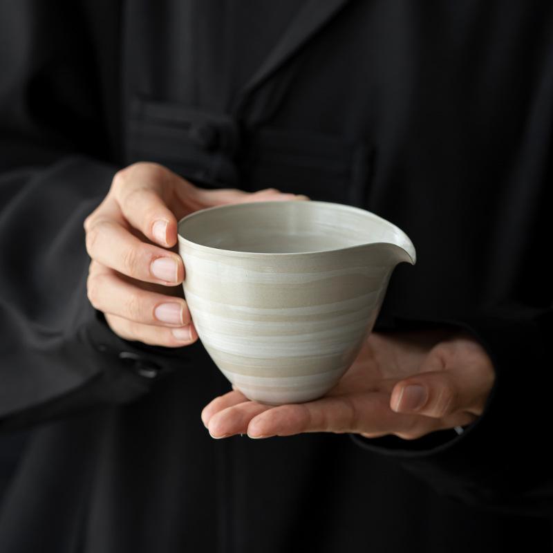 茶海 公道杯 湯冷まし 中国茶器 陶器 粉引 ハンドメイド 職人手作り 侘寂 わびさび 和風 片口 分茶器 茶道具 工夫茶 ティータイム 丁寧な暮らし 高見え 上品 おしゃれ
