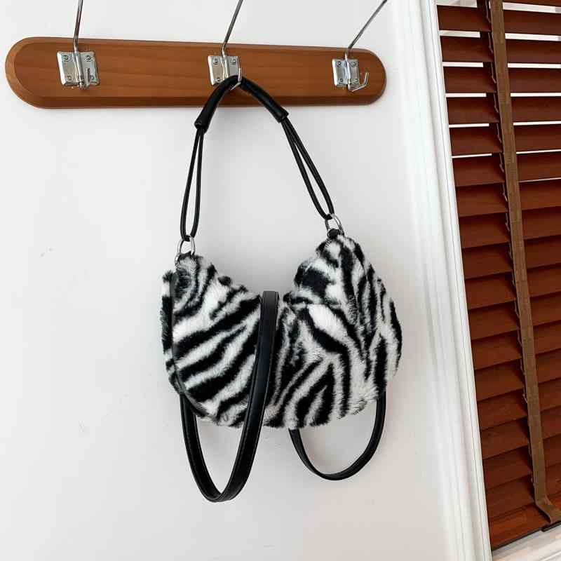 レディース ショルダーバッグ バッグ ハーフムーンバッグ ムーンバッグ レオパード柄 ヒョウ柄 ファー エコファー もこもこ 餃子型 斜めがけ 肩掛け ワンショルダー 高見え 上品 きれいめ トレンド 大人可愛い 個性的 秋冬