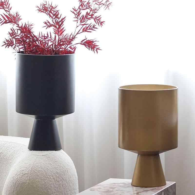 Rakuten - 花瓶 フラワーベース 金属製 大型 シンプル モダン アメリカン アンティーク調 レトロ 卓上 置物 オブジェ インテリア リビング ホテル ロビー モデルルーム 店舗装飾 おしゃれ 高級感 高見え スタイリッシュ 花器 飾り