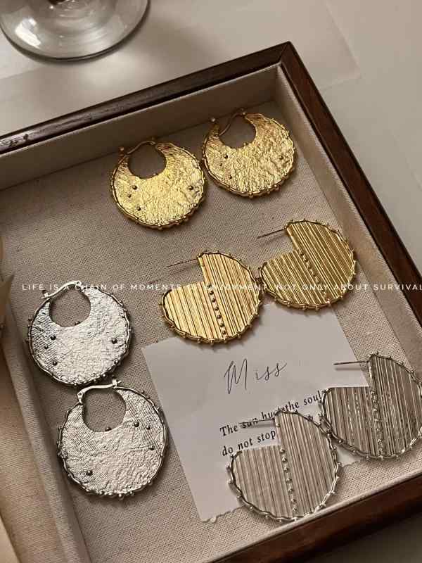 Other - レディース ピアス フープピアス 金属 メタル ラウンド 円形 デザイナーズ レトロ ヴィンテージ調 フレンチスタイル 上品 高見え 大人可愛い きれいめ カジュアル オフィス 通勤 普段使い アクセサリー