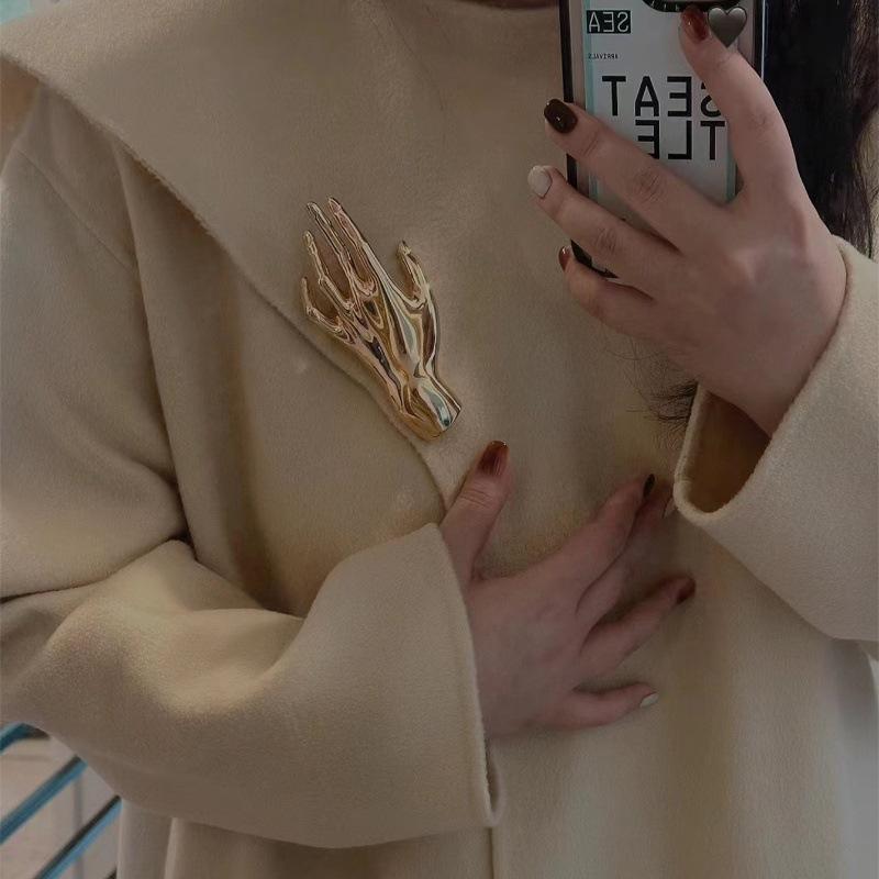 男女兼用 ブローチ ピンバッジ アクセサリー 手 モチーフ ハンド デザイン 大ぶり メタリック 金属 光沢 スーツ ジャケット 胸飾り スカーフ留め ストールピン 上品 高見え お洒落 カジュアル フォーマル プレゼント ギフト