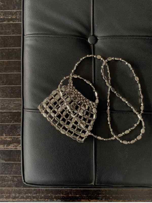 レディース ショルダーバッグ ビーズ 透かし編み ハンドメイド 手編み デザイン性 斜め掛け 肩掛け 個性的 高見え トレンド カジュアル 華やか ファッション小物 メタリック シルバー
